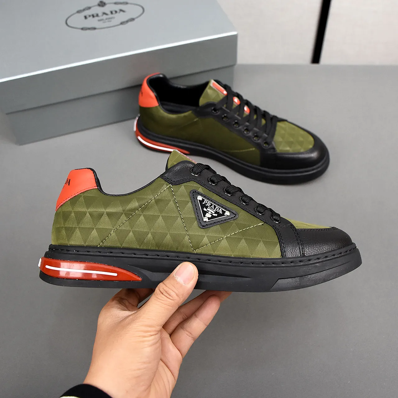PP420🍄🍄🍄【Prada·PRADA】set off the audience! An international brand that is constantly innovating. This men's casual shoe is the original version. It is made of cowhide leather at a ratio of one to one at the store. It has leather feet and rubber non-slip outsole. It is breathable and comfortable. Quality speaks for itself. 👄38-44